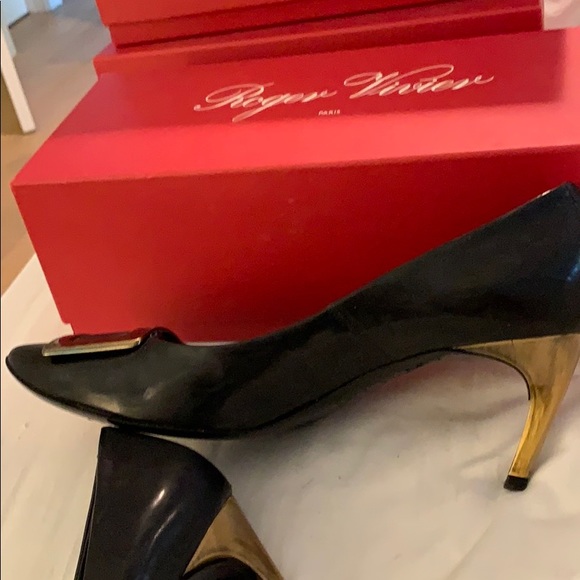 Black Roger Vivier pumps with bronze heel & buckle - Picture 4 of 6
